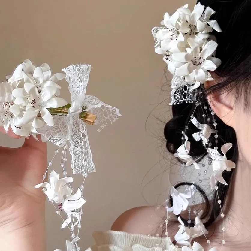 Women Fashion Photoshoot - Elegante witte haarspeld met bloemenmotief en